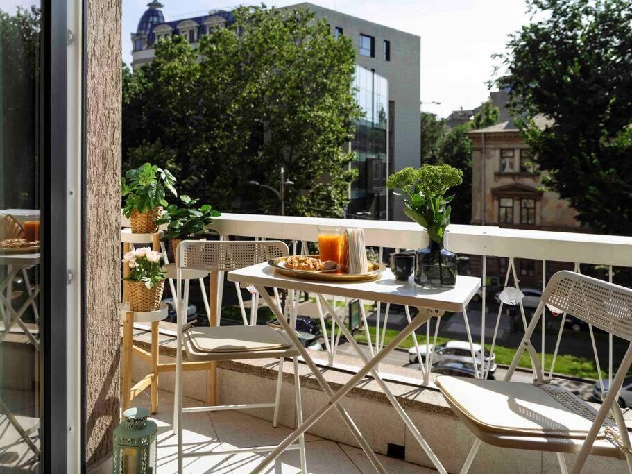 Bright 2Br Apartment - Top Location - City Balcony Boekarest Buitenkant foto