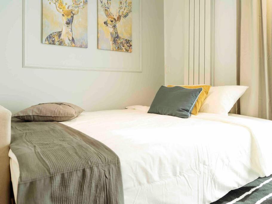 Bright 2Br Apartment - Top Location - City Balcony Boekarest Buitenkant foto