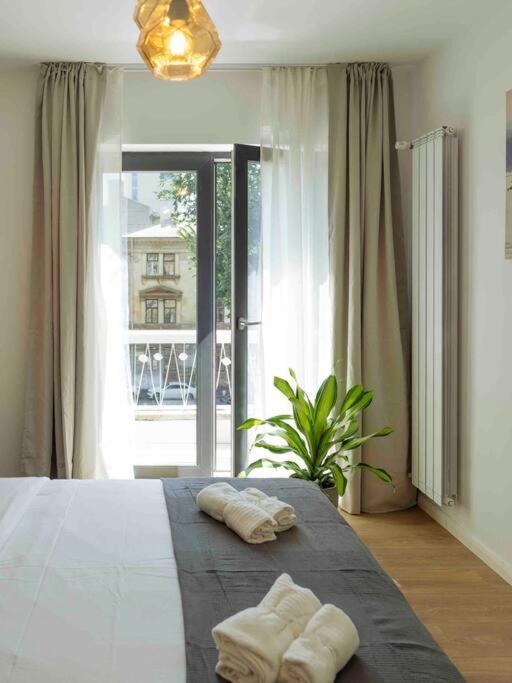 Bright 2Br Apartment - Top Location - City Balcony Boekarest Buitenkant foto