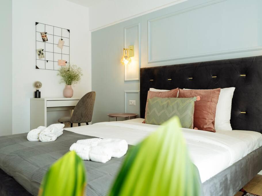 Bright 2Br Apartment - Top Location - City Balcony Boekarest Buitenkant foto