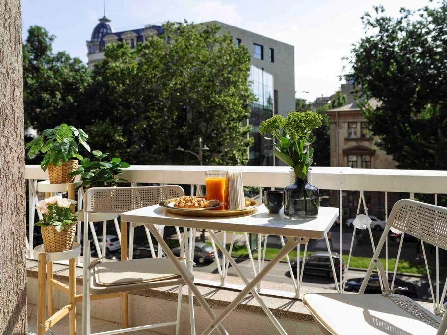 Bright 2Br Apartment - Top Location - City Balcony Boekarest Buitenkant foto