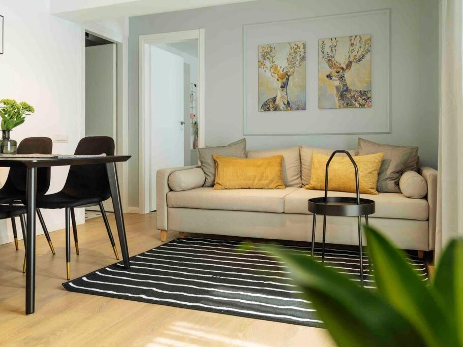 Bright 2Br Apartment - Top Location - City Balcony Boekarest Buitenkant foto