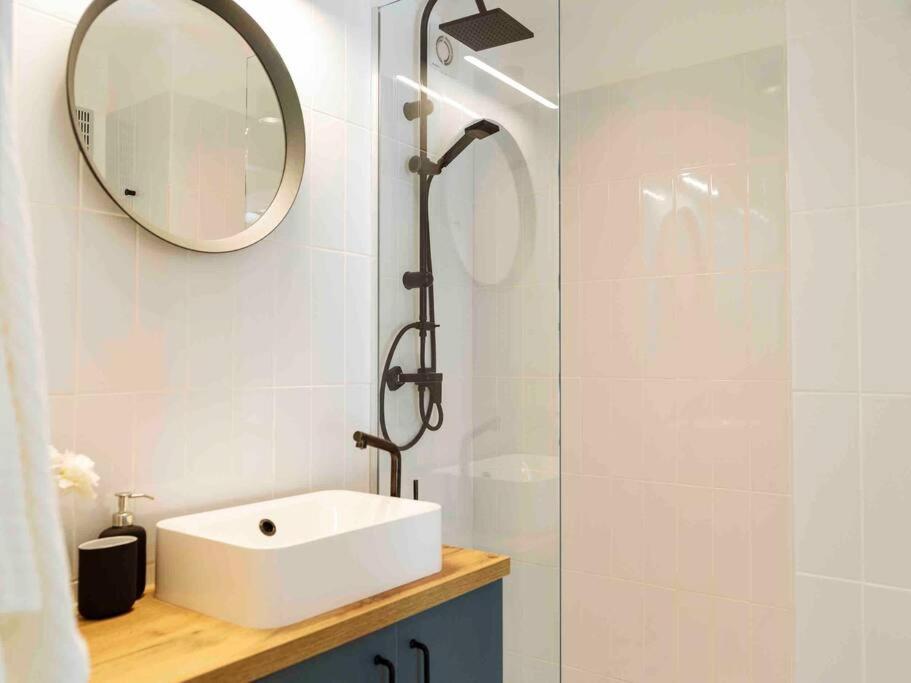 Bright 2Br Apartment - Top Location - City Balcony Boekarest Buitenkant foto