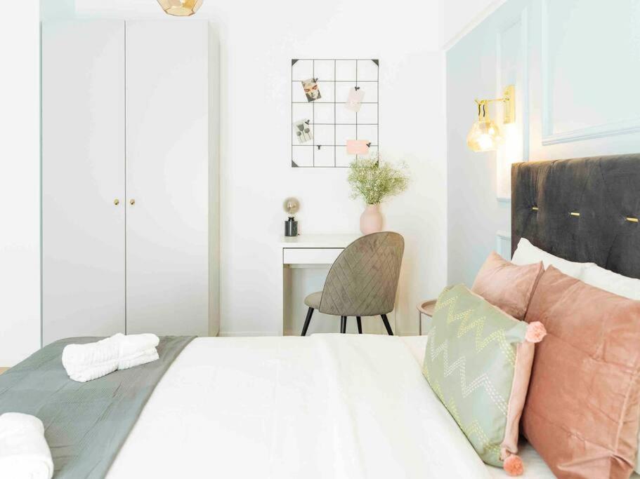 Bright 2Br Apartment - Top Location - City Balcony Boekarest Buitenkant foto
