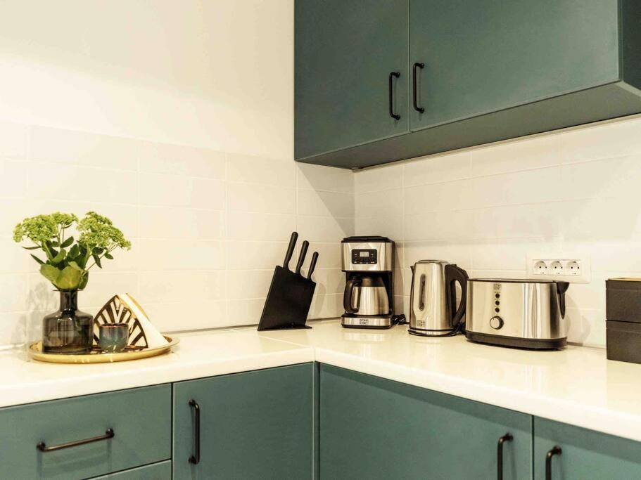Bright 2Br Apartment - Top Location - City Balcony Boekarest Buitenkant foto