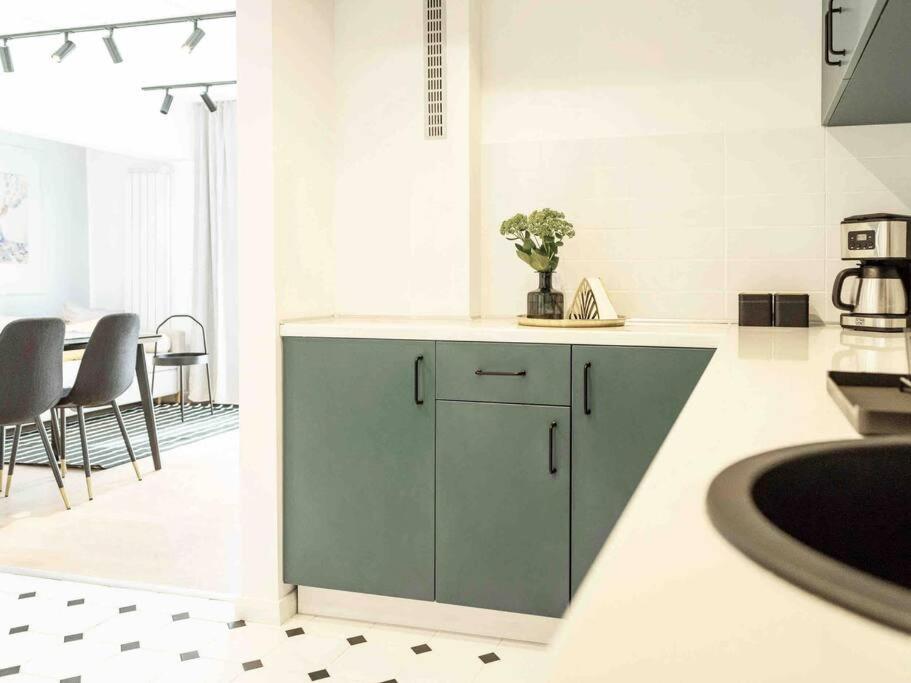 Bright 2Br Apartment - Top Location - City Balcony Boekarest Buitenkant foto